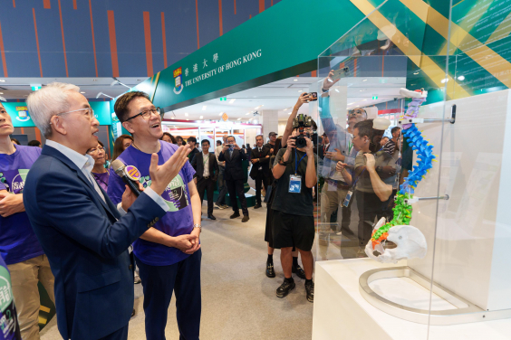 張文智教授向孫東教授介紹港大的「金骨棒」研發項目。