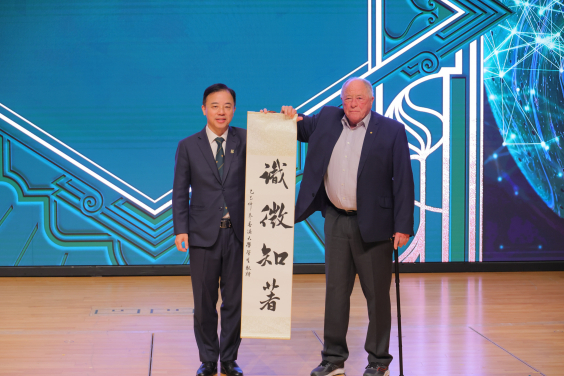 Professor Xiang Zhang presents souvenirs to Nobel Laureates. 