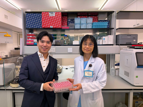 HKUMed revealed that widely used osteoporosis medications—nitrogen-containing bisphosphonates, may significantly reduce the risk of Alzheimer’s disease and related dementias in older adults with osteoporosis or fragility fractures. Research team members include (from left) Professor Cheung Ching-lung and Professor Kathryn Tan Choon-beng.