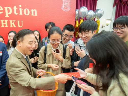 Professor Xiang Zhang, President and Vice-Chancellor of HKU, presents bespoke souvenirs from CEDARS to students as tokens of appreciation and blessings.